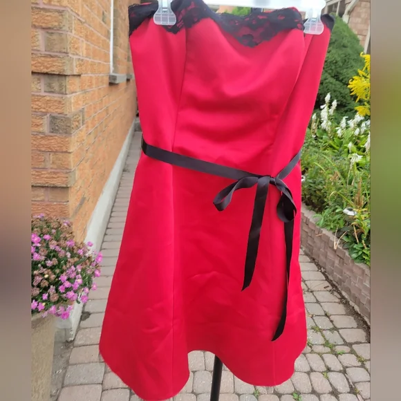 Beautiful Strapless red dress with black belt - Picture 1 of 11